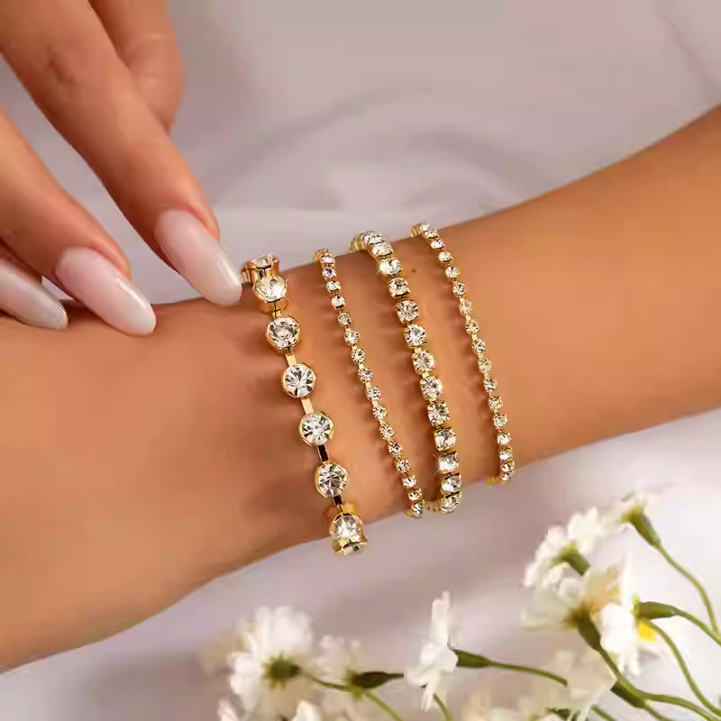 Goldene Armbänder mit Kristallen – Set aus 4