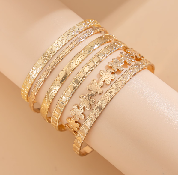 Goldenes Armband-Set – 6 Elegante Armreifen