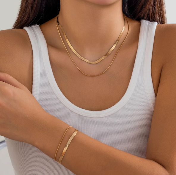 Elegantes Set aus Halskette und Armband