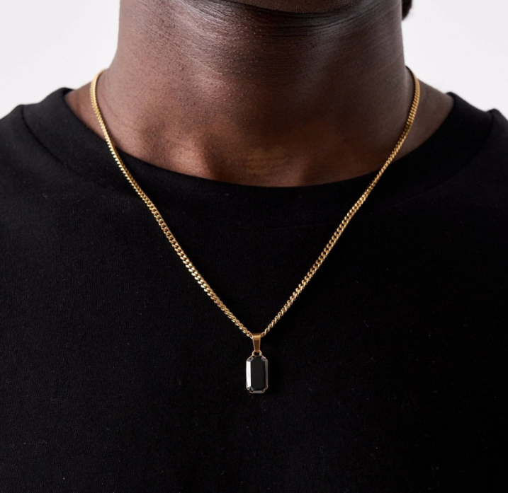 Goldene Halskette mit Edelsteinanhänger