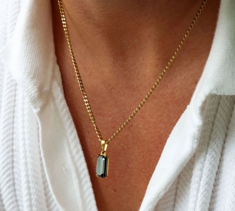 Goldene Halskette mit Edelsteinanhänger