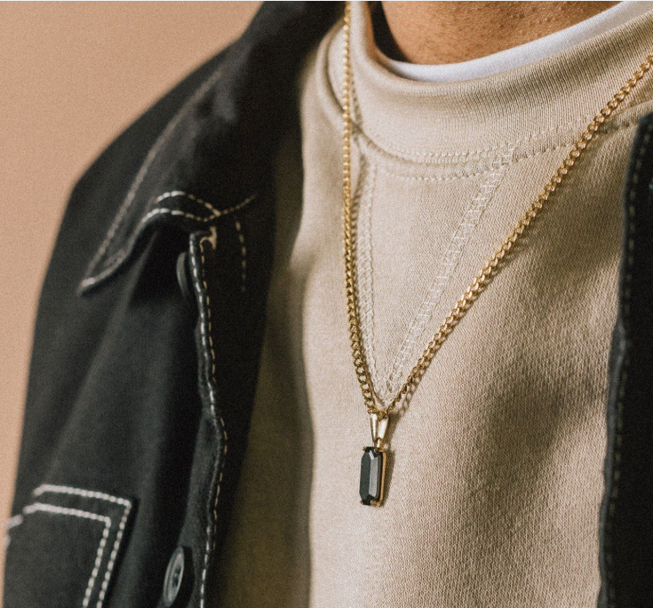 Goldene Halskette mit Edelsteinanhänger